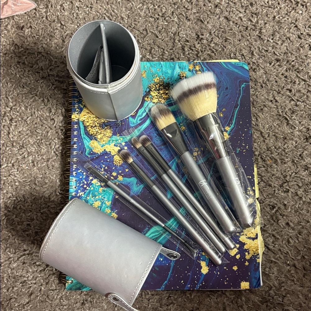 It Cosmetics Heavenly Luxe Six Piece Brush Set with Holder 
BRAND NEW WITH TAG